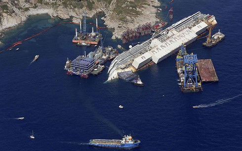 Chùm ảnh trục vớt thành công siêu tàu 4.000 khách của Italy - ảnh 5