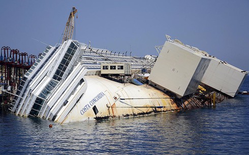 Chùm ảnh trục vớt thành công siêu tàu 4.000 khách của Italy - ảnh 8