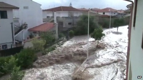 Lũ lụt nhấn chìm một hòn đảo, Italia ban bố tình trạng khẩn cấp - ảnh 2