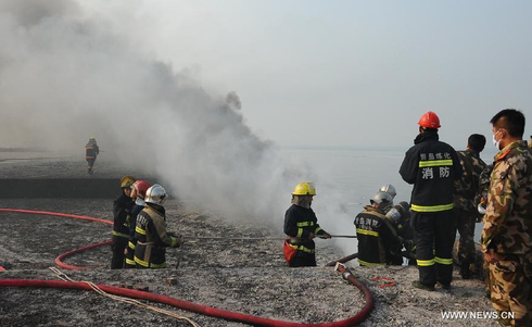 Chùm ảnh vụ nổ đường dẫn dầu kinh hoàng ở Trung Quốc - ảnh 5