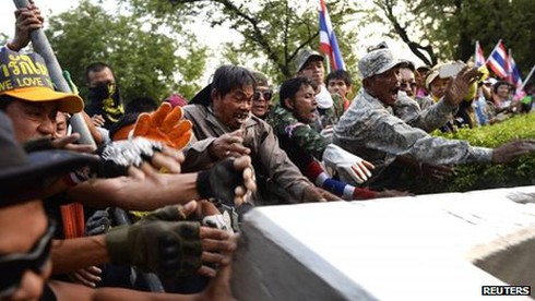 Biểu tình Thái Lan: Súng đã nổ, ít nhất 4 người thương vong - ảnh 2