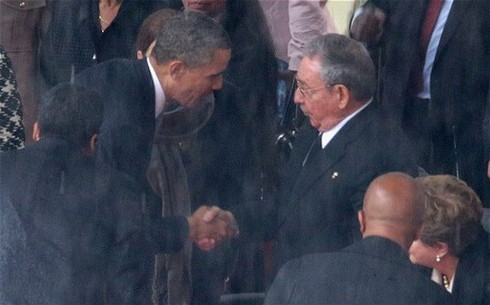 Hàng chục ngàn người Nam Phi đội mưa tưởng nhớ Nelson Mandela - ảnh 2