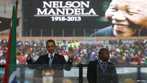 Hàng chục ngàn người Nam Phi đội mưa tưởng nhớ Nelson Mandela - ảnh 1