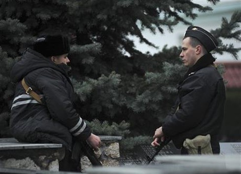 Thủ tướng Crimea kiểm soát quân đội, kêu gọi Nga giúp đỡ - ảnh 1