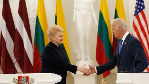 Trung Quốc và Nga, ai khiến Mỹ “đau đầu” hơn? - ảnh 1