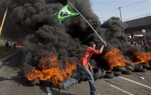 Brazil: Đụng độ ‘nảy lửa’ trong biểu tình phản đối World Cup - ảnh 1