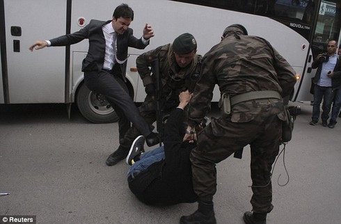 Hình ảnh Trợ lý Thủ tướng Thổ Nhĩ Kỳ đá người biểu tình gây phẫn nộ - ảnh 1