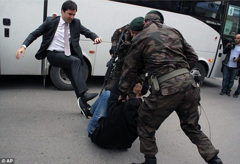 Hình ảnh Trợ lý Thủ tướng Thổ Nhĩ Kỳ đá người biểu tình gây phẫn nộ - ảnh 2