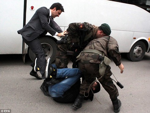 Hình ảnh Trợ lý Thủ tướng Thổ Nhĩ Kỳ đá người biểu tình gây phẫn nộ - ảnh 3