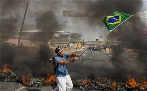Brazil: Đụng độ ‘nảy lửa’ trong biểu tình phản đối World Cup - ảnh 4