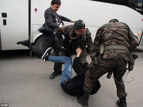 Hình ảnh Trợ lý Thủ tướng Thổ Nhĩ Kỳ đá người biểu tình gây phẫn nộ - ảnh 4