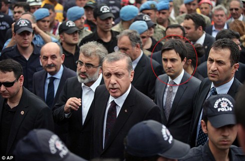 Hình ảnh Trợ lý Thủ tướng Thổ Nhĩ Kỳ đá người biểu tình gây phẫn nộ - ảnh 5