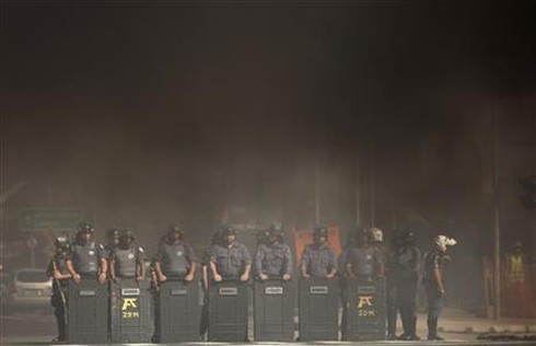 Brazil: Đụng độ ‘nảy lửa’ trong biểu tình phản đối World Cup - ảnh 8