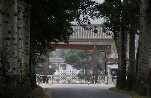 Nhà tù ‘hạng sang’ Trung Quốc...cháy chỗ - ảnh 1