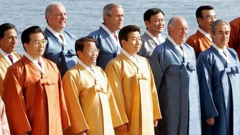 Thú vị chuyện các nguyên thủ quốc gia mặc đồng phục tại APEC - ảnh 8