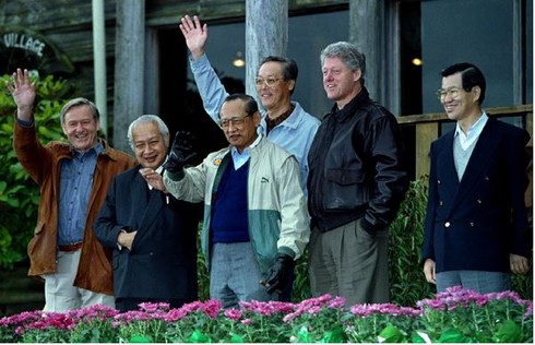 Thú vị chuyện các nguyên thủ quốc gia mặc đồng phục tại APEC - ảnh 2