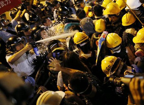 Hong Kong: Đụng độ giữa người biểu tình và cảnh sát tái diễn - ảnh 1