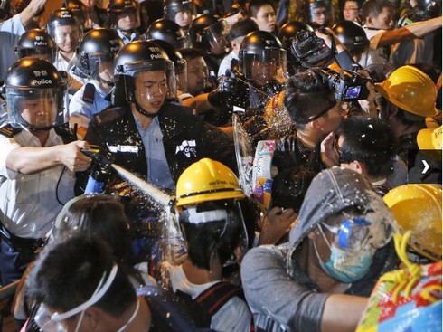 Hong Kong: Đụng độ giữa người biểu tình và cảnh sát tái diễn - ảnh 4