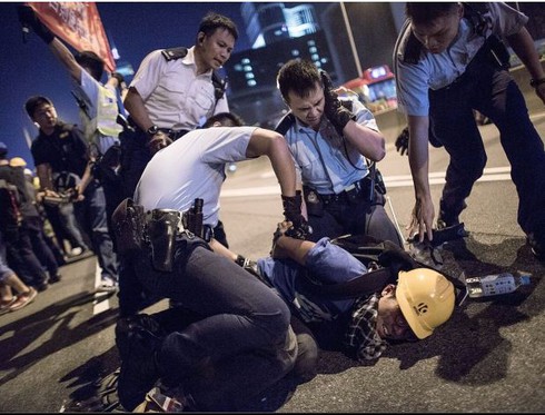 Hong Kong: Đụng độ giữa người biểu tình và cảnh sát tái diễn - ảnh 6