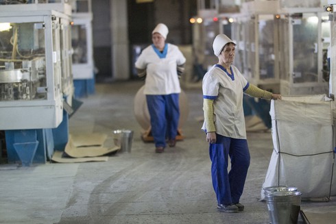 Chờ được Mỹ và EU thì Ukraine đã ‘chìm’ - ảnh 1