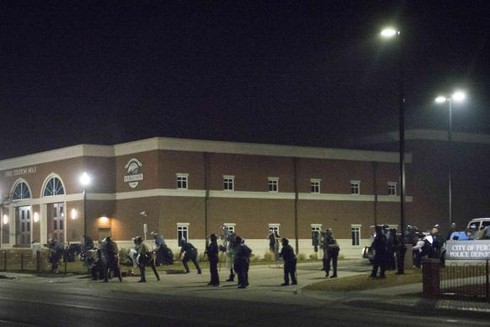 Mỹ: Ferguson lại biểu tình bạo động, 2 cảnh sát bị bắn - ảnh 2