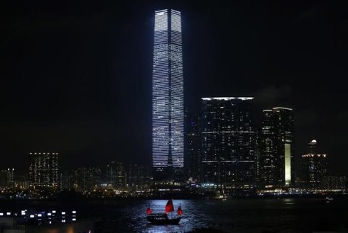 Trung Quốc hứa hạn chế du khách từ đại lục tới Hong Kong - ảnh 1