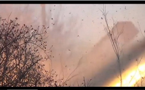 Video: Đạn pháo dữ dội ở miền Đông Ukraine - ảnh 1