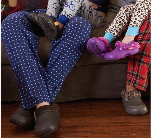 Tác hại không ngờ của dép Crocs - ảnh 1