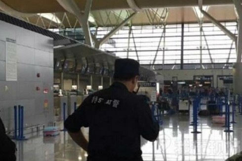 Nổ lớn ở sân bay Phú Đông, Thượng Hải, kẻ đánh bom cắt cổ tự sát - ảnh 1
