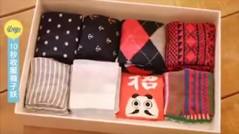 Video: Cách gấp tất thành hình vuông xinh xắn, gọn gàng - ảnh 1