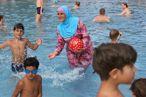 Tòa án Pháp đình chỉ lệnh cấm burkini - ảnh 1