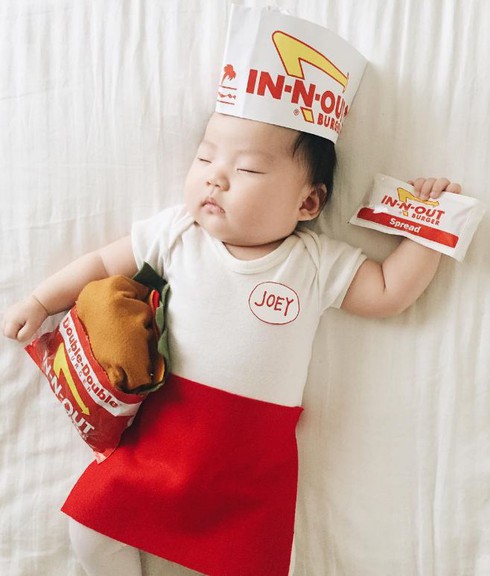 Sốt với bé con siêu đáng yêu được mẹ hóa trang lúc ngủ - ảnh 11