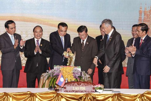 Tình hình Biển Đông: ASEAN - Trung Quốc cam kết cùng kiềm chế trên Biển Đông - ảnh 1