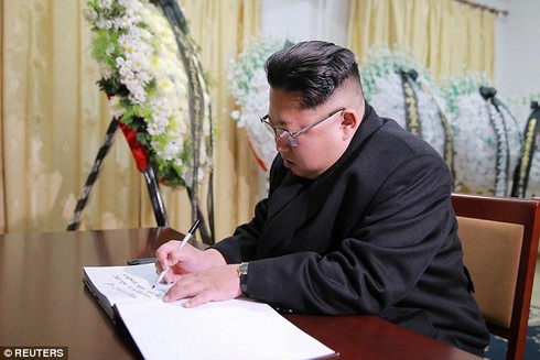 Kim Jong-un ghi sổ tang cố Chủ tịch Cuba Fidel Castro - ảnh 1
