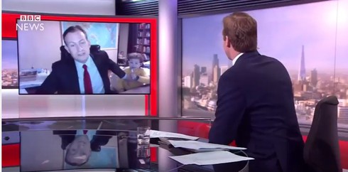 Video: Buổi phỏng vấn trực tiếp của BBC bị lũ trẻ quậy phá - ảnh 1