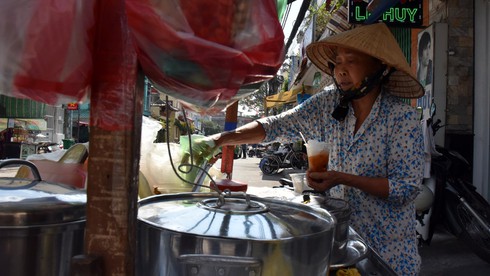 Cuộc sống mưu sinh của người già Việt Nam trên báo nước ngoài - ảnh 2