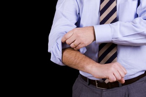 Video: Cách xắn tay áo đúng chuẩn, không bị tuột - ảnh 1