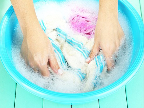 Video: Cách tẩy vết mốc đen, vết bẩn trên quần áo màu - ảnh 1