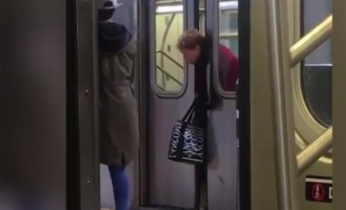 Video: Nhiều người làm ngơ một phụ nữ bị kẹt đầu ở cửa tàu điện ngầm - ảnh 1