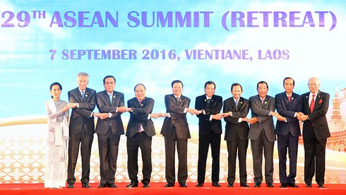 Thủ tướng Nguyễn Xuân Phúc sang Philippines dự Hội nghị Cấp cao ASEAN - ảnh 1