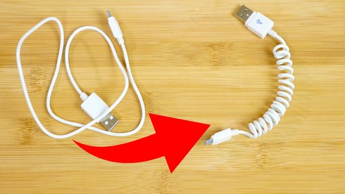 Video: Cách quấn dây sạc điện thoại thành hình lò xo - ảnh 1