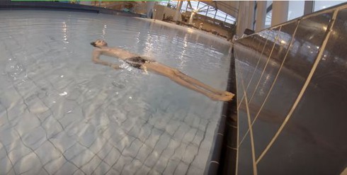 Video hướng dẫn cách tự nổi ngửa trên mặt nước - ảnh 1