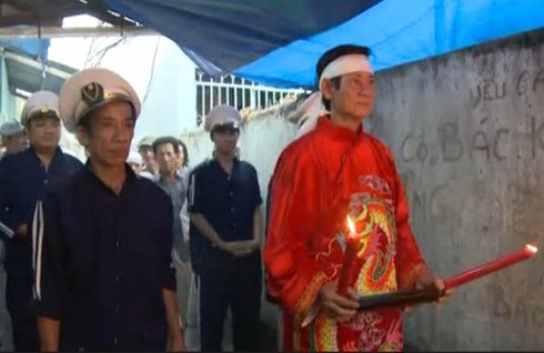 Ông già 40 năm đi xin xác chết