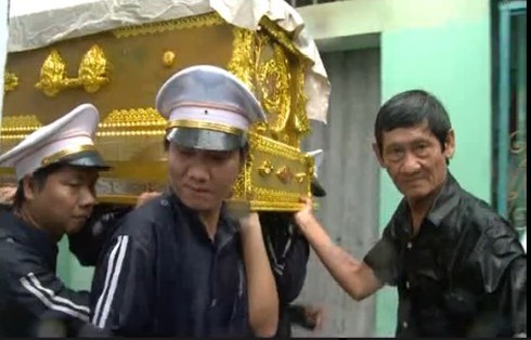 Ông già 40 năm đi xin xác chết