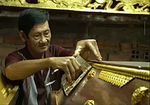 Ông già 40 năm đi xin xác chết