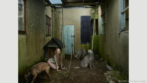 Câu chuyện đau lòng của những đứa trẻ sống cùng động vật - ảnh 1