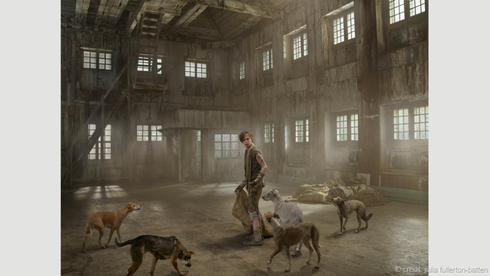 Câu chuyện đau lòng của những đứa trẻ sống cùng động vật - ảnh 7