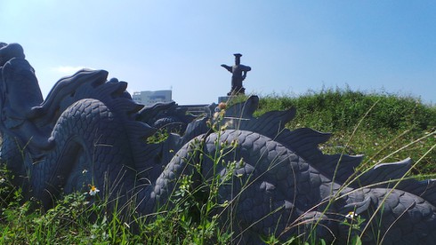 Shop TIN 23/11: Hiến tặng...tâm thần...tượng đài nằm trong cỏ dại - ảnh 1