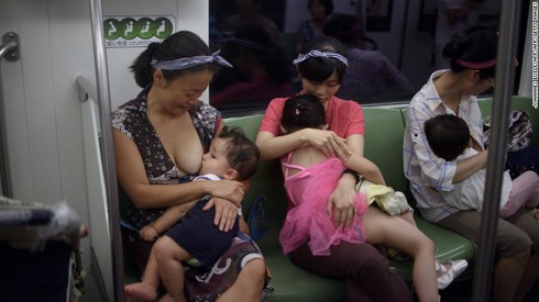 Bức ảnh cho con bú trên tàu điện ngầm gây “bão” trên mạng xã hội Trung Quốc - ảnh 1