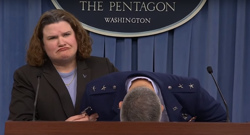 Tướng Mỹ ngất xỉu khi họp báo về ngân sách quốc phòng - ảnh 1